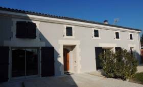 Ravalement de façade de maison charentaise en charente et charente-maritime