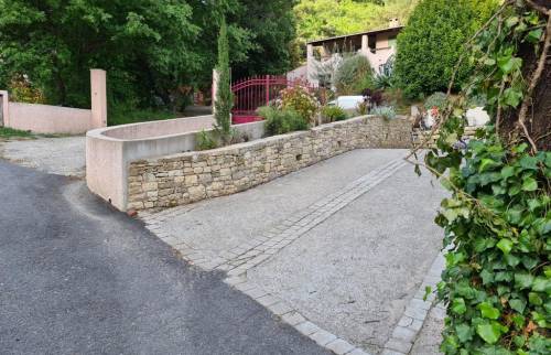 Création de murs en pierre