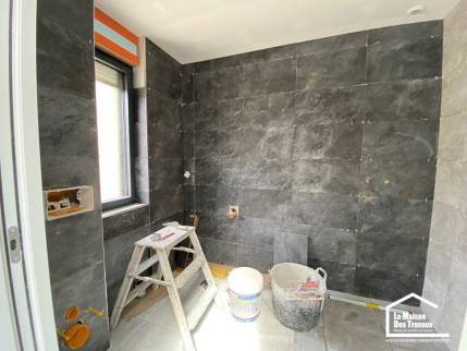 Pose d'un carrelage sur la totalité de la salle de bain La Maison des Travaux Vannes Sarzeau Pénestin
