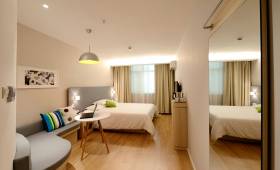 Chambre rénovée dans un hôtel charmant des Yvelines