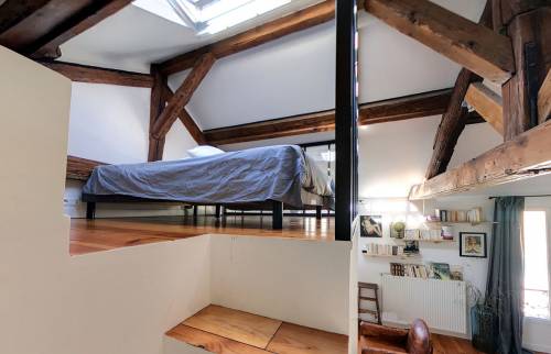 La chambre en mezzanine dans le loft