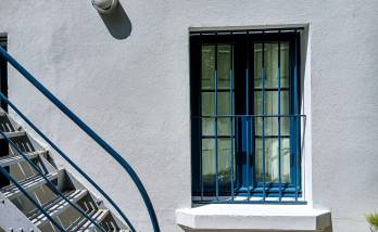 Ferronnerie d'escalier et fenêtre