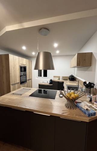 Vue d'ensemble sur cette belle cuisine noire et bois