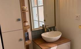  Vasque à poser blanche, robinetterie laiton et applique verre côtelé, salle de bain réno