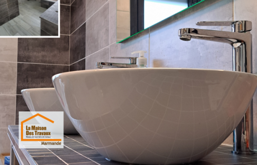 Une salle de bain qui associe baignoire et douche à l’italienne pour offrir confort, praticité et design dans une rénovation réalisée près de Marmande.
