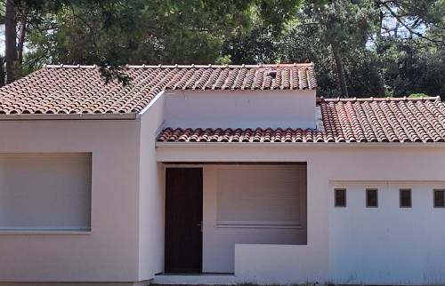 Maison fini avec une isolation par l'extérieur avec une finition enduite