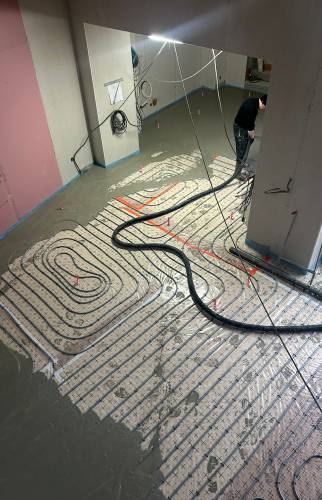 Coulage de la dale après la mise en place du système de chauffage au sol.