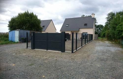 Portail aluminium et clôture à Cherrueix (avancement des travaux)