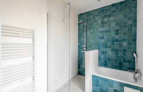 Douche à l'italienne et baignoire rénovée à Meudon