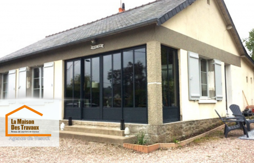  Maison rénovée à Lure avec une véranda moderne en aluminium. Un projet réussi avec La Maison Des Travaux - Agence de Vesoul.