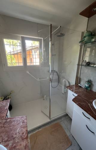 Salle de bain PMR rénovée à Lège-Cap-Ferret (33950)