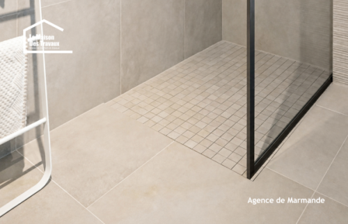 Douche de plain-pied avec sol en mosaïque antidérapante, rénovation de salle de bain adaptée à Casteljaloux