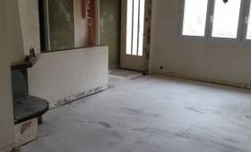 Pose d'un nouveau carrelage dans un salon 