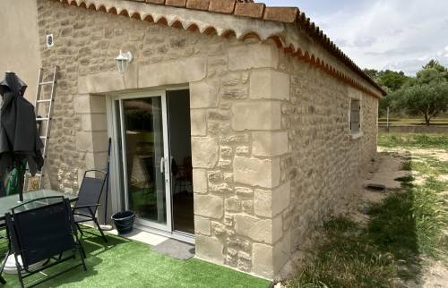 Façade studio rénovée finition pierre La Maison Des Travaux Ales