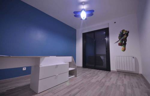 Une chambre sur fond bleu