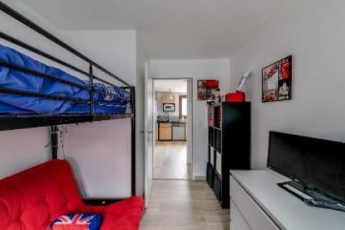 Chambre en longueur rénovée