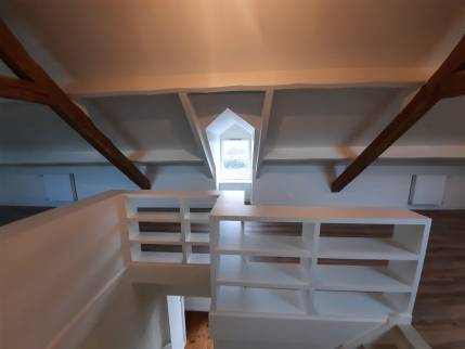 Meuble sur mesure entourant la trémie de l'escalier (Mathieu 14920)