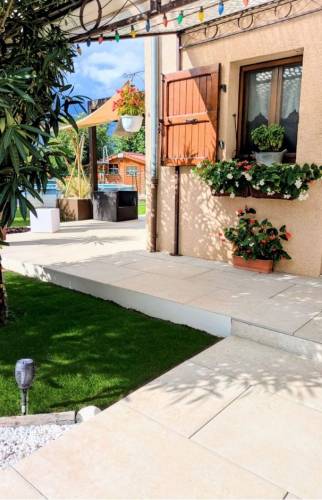 la terrasse fait le tour de la maison