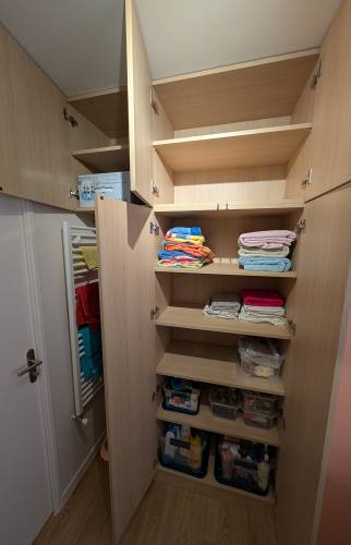 Placard sur mesure ouvert – rangements intérieurs fonctionnels et optimisés