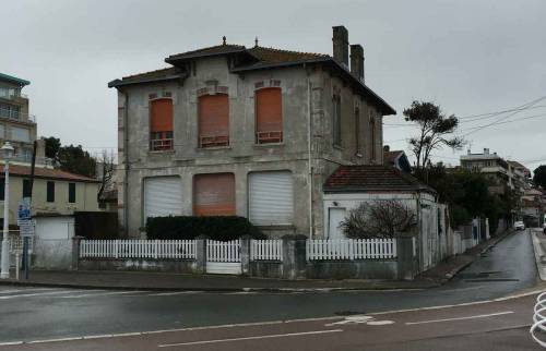 façade d'une maison blanche à Arcachon