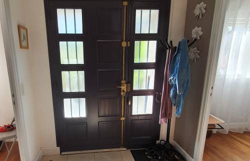 Porte d'entrée (avant) : Remplacement de la porte d'entrée pour améliorer l'isolation thermique de la maison
