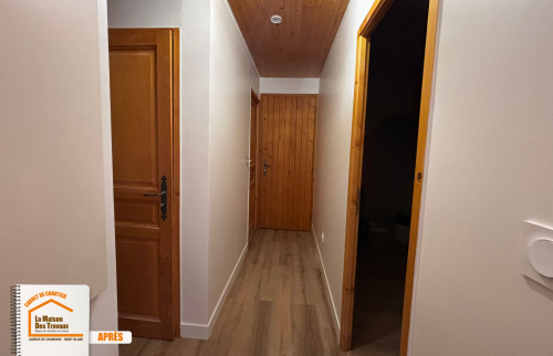 parquet stratifié chêne clair, spots LED encastrés, cuisine équipée moderne, isolation laine de roche, plaques de plâtre hydrofuges.