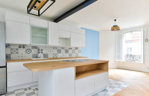 Rénovation d'une cuisine avec ilot central et azulejos