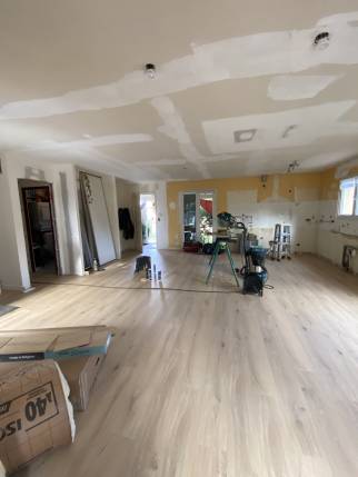  Nouveau revêtement de sol stratifié effet parquet dans une maison en rénovation - Montauban 82000