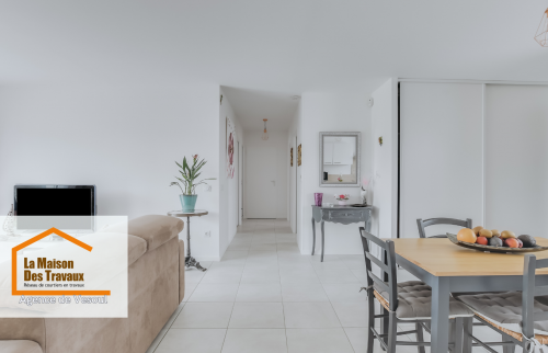 Vue du couloir et du salon 🚪 : Une perspective ouverte et fluide reliant les différentes pièces, soulignant l’espace et la clarté après rénovation.