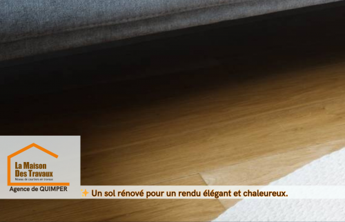 Un sol rénové avec soin pour un rendu chaleureux, coordonné par Lucie Pouliquen et des artisans locaux à Quimper.