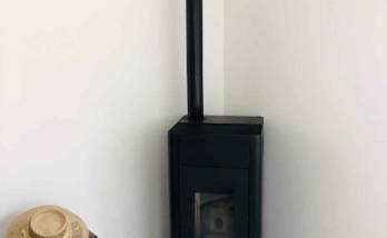 Poe d'un poêle à pellets dans son salon à Trouville