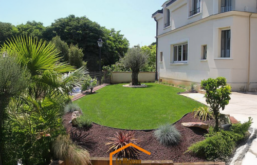 jardin arriere en plein printemps