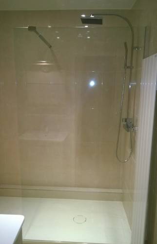 Carrelage de la douche et pose wedi surélevé avec robinetterie Ciel de Pluie salle de bain sous comble espace 2 mètres hauteur - Pontoise (95000)