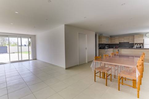 Rénovation complète d’une maison avec aménagement d’un garage transformé en séjour cuisine à Neuville sur Saône