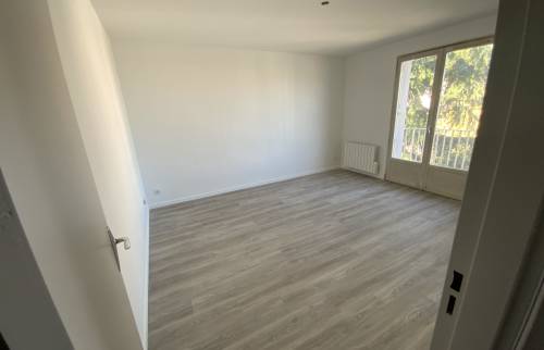 chambre avec nouveau revêtement de sol posé à Alès 30100 
