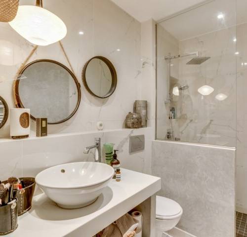 Salle de bain rénovée à Hyères avec douche à l’italienne, meuble vasque moderne et décoration épurée