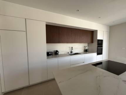 Création de cuisine avec mobilier blanc et bois - Nantes 44000