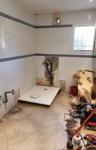 Mise en place receveur nouvelle douche après dépose des anciens équipements salle de bain - Cassis (13260)-