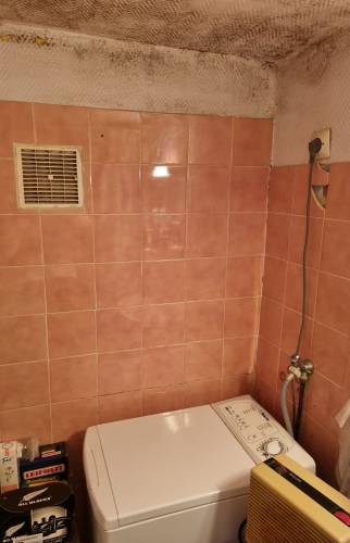 Vue d'ensemble de l'ancienne salle de bains