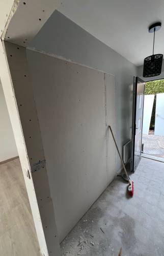 Dépose des menuiseries intérieurs pour redéfinir les espaces 