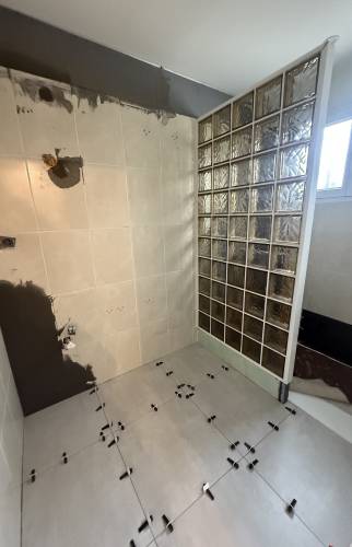 Rénovation d’une maison près de Couëron : rafraîchir les murs et moderniser la salle de bain entre deux locations en travaux