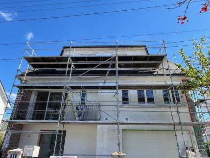 Travaux de ravalement de façade en cours sur une maison - Nantes 44