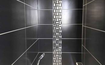 Salle de bain noire avec baignoire