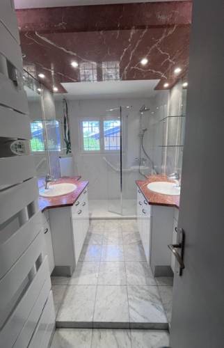 Salle de bain PMR rénovée à Lège-Cap-Ferret (33950)