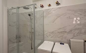 Nouvelle douche contemporaine à la place de la baignoire