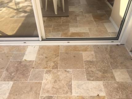 Continuité entre revêtement intérieur et revêtement extérieur en travertin - Nantes 44