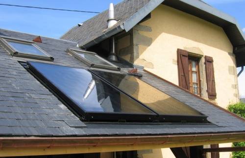 Deux panneaux solaires sur toit de véranda pour chauffe eau solaire - Crécy-la-Chapelle - 77580 -