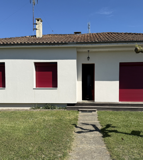 façade extérieure après pose de volets roulants solaires avec moustiquaires intégrées