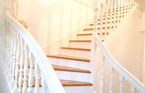 Escalier rénové peint blanc