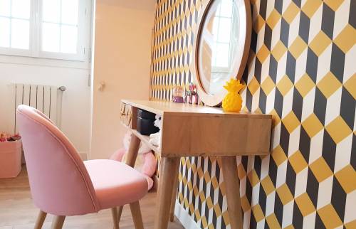 Bureau enfant avec miroir et fauteuil scandinave